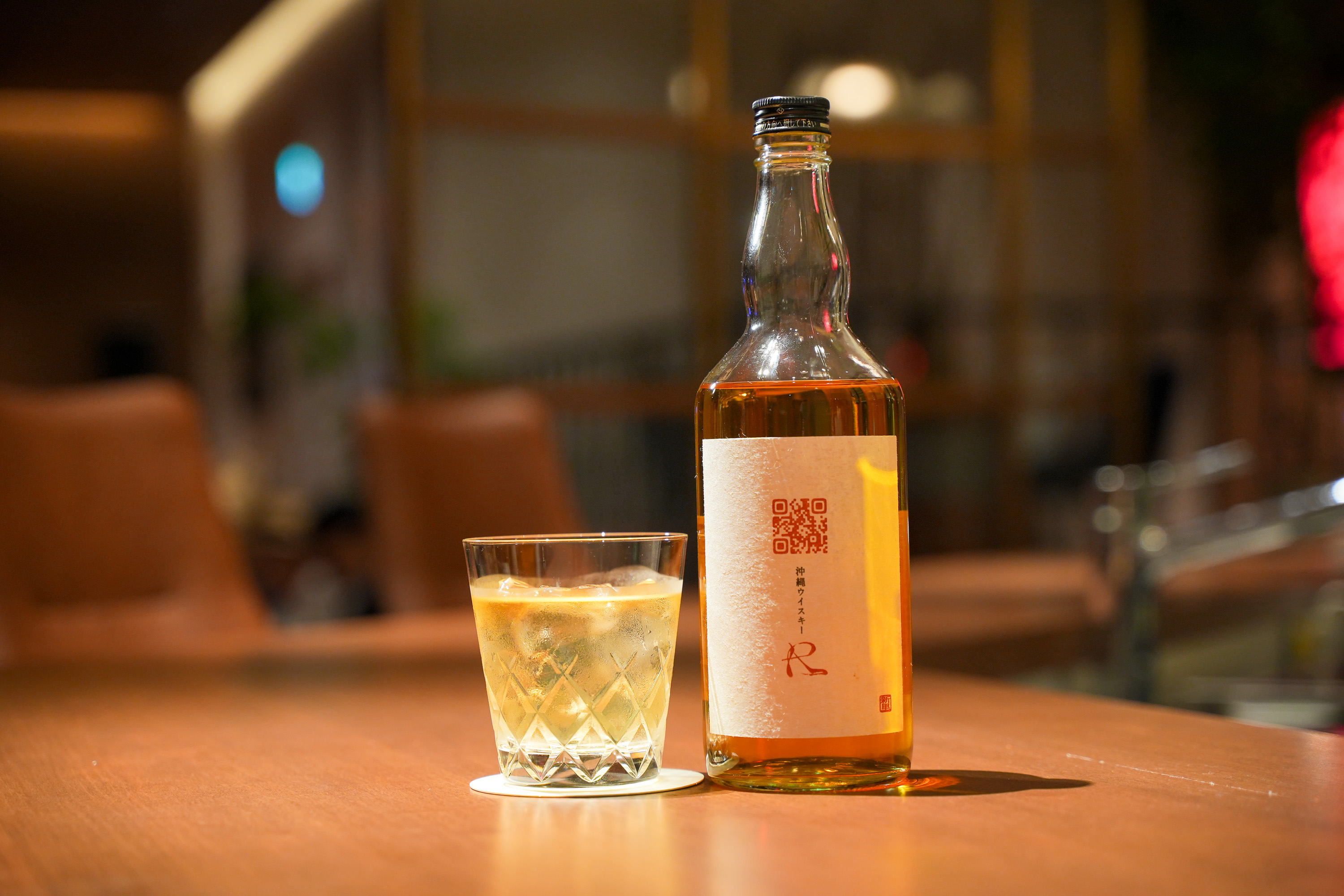 テーブル上のボトルとロックグラス