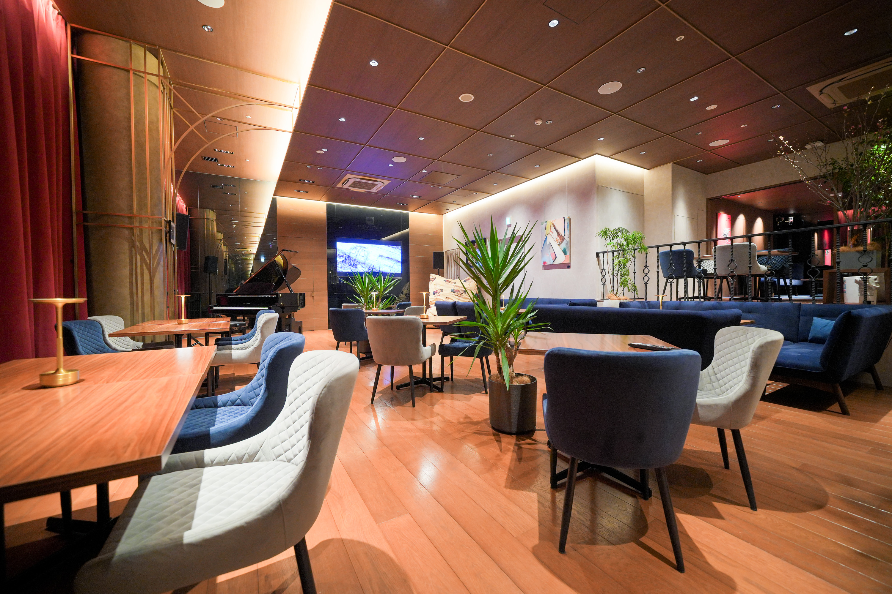 ラウンジの全景、ブルーグレーのソファとテーブル