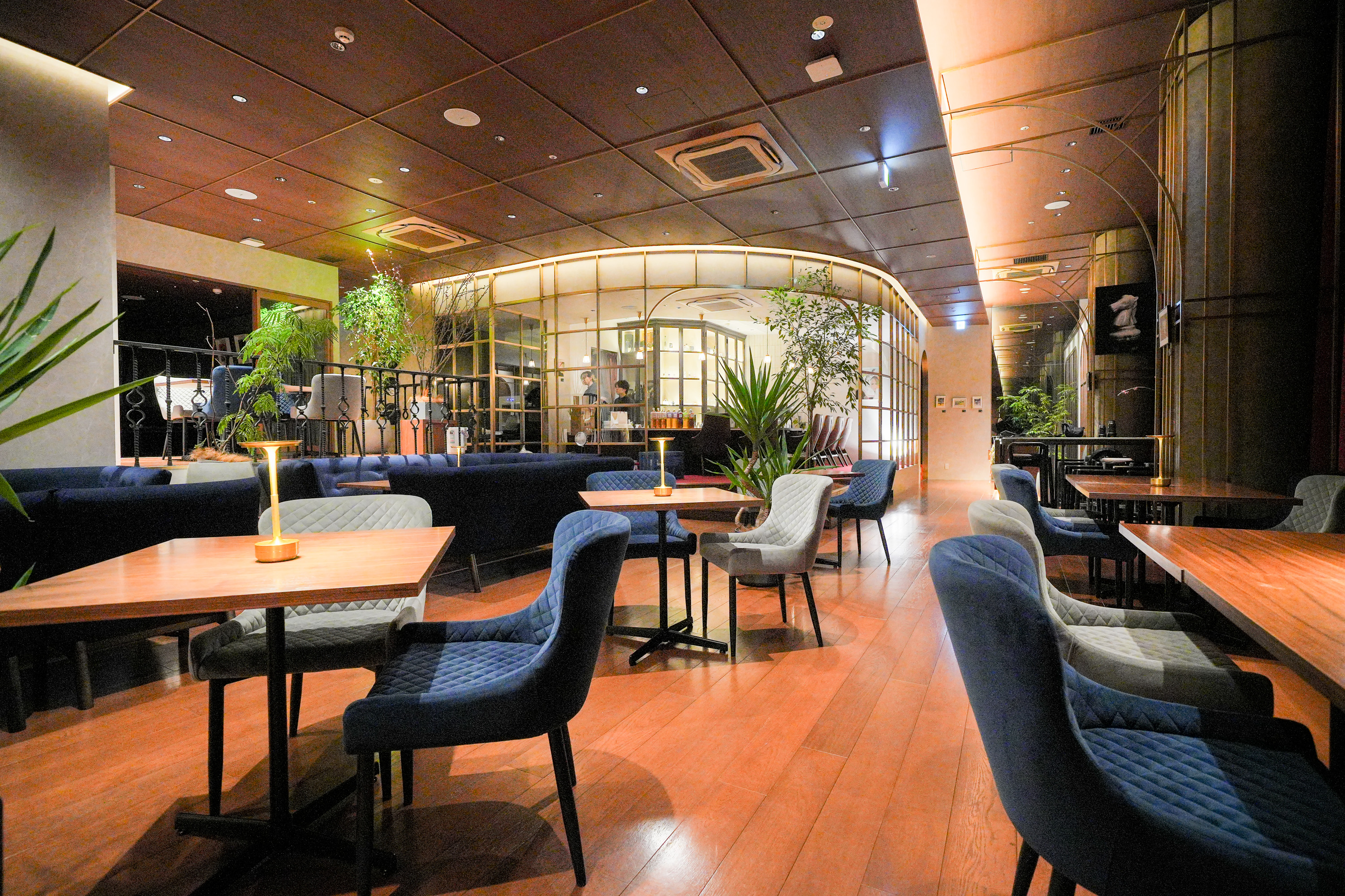 EMBASSY TOKYO 店内、暖色の照明とソファ席