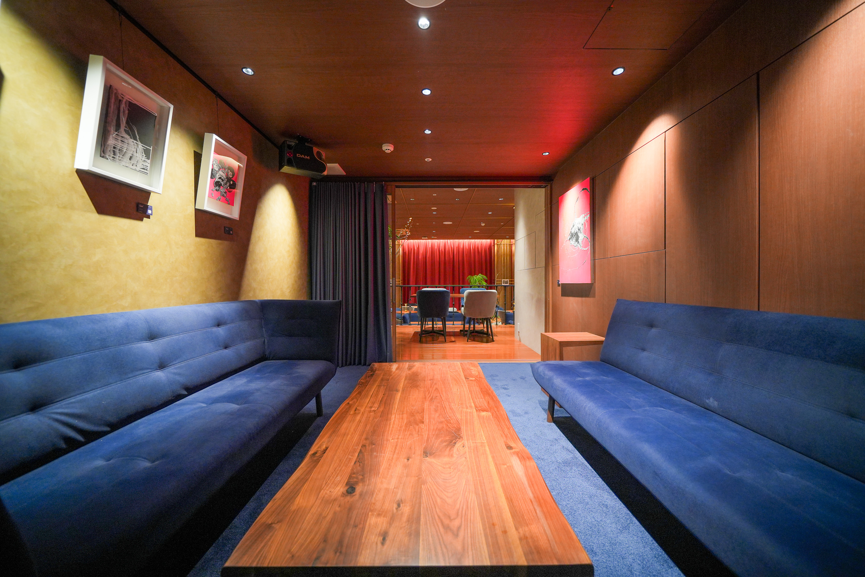 個室の対面ソファ