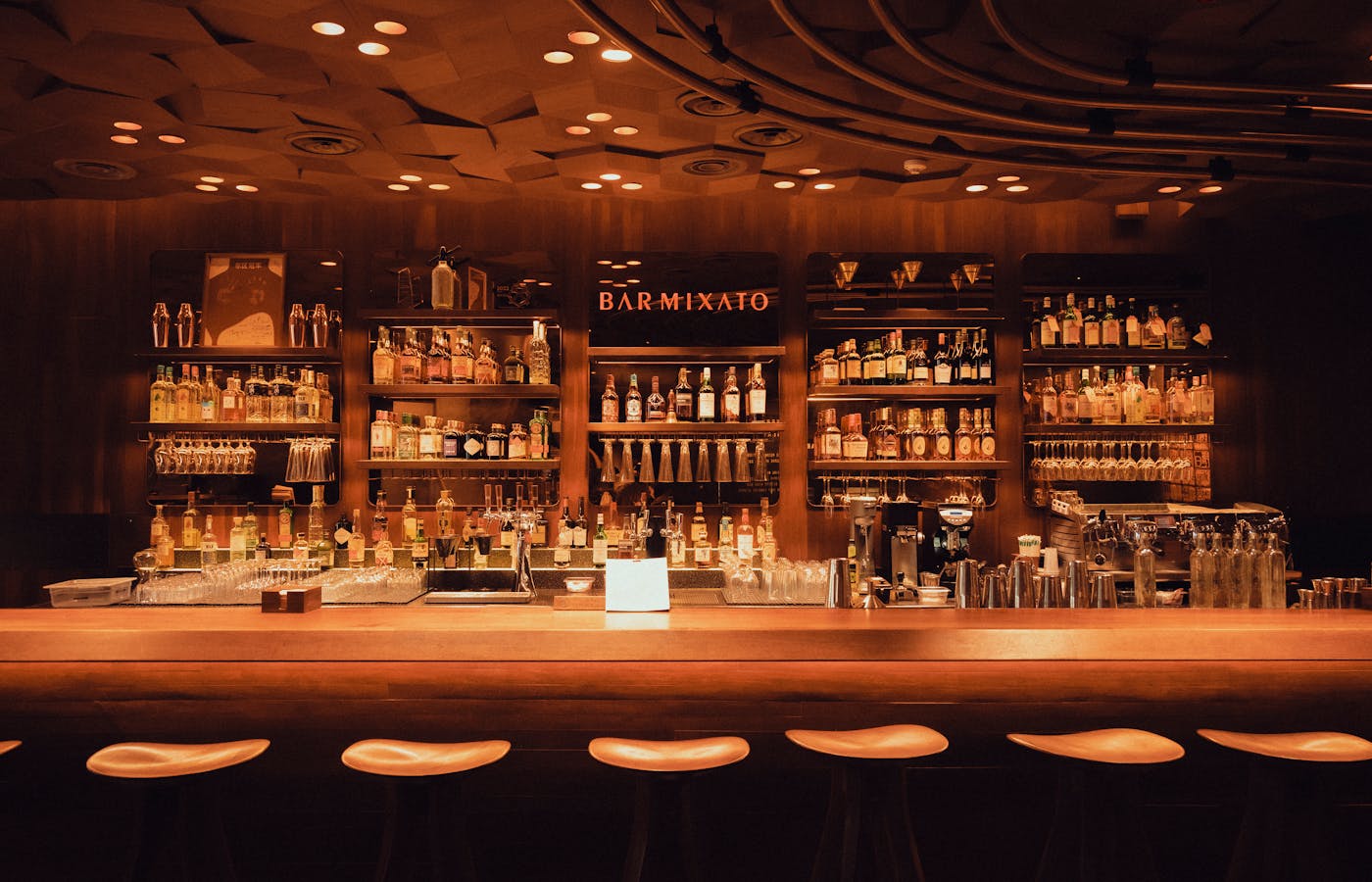 夜のバー、奥行きのあるカウンター