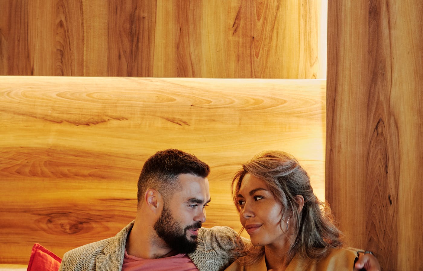 向き合うふたり、夜の親密な距離