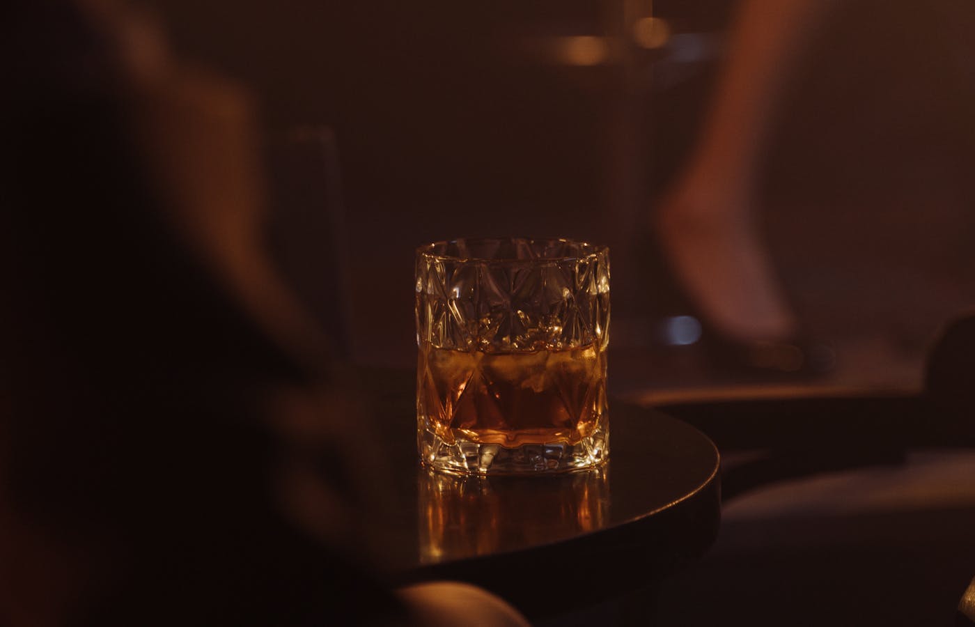 深夜のロックグラス、灯りの中の一杯