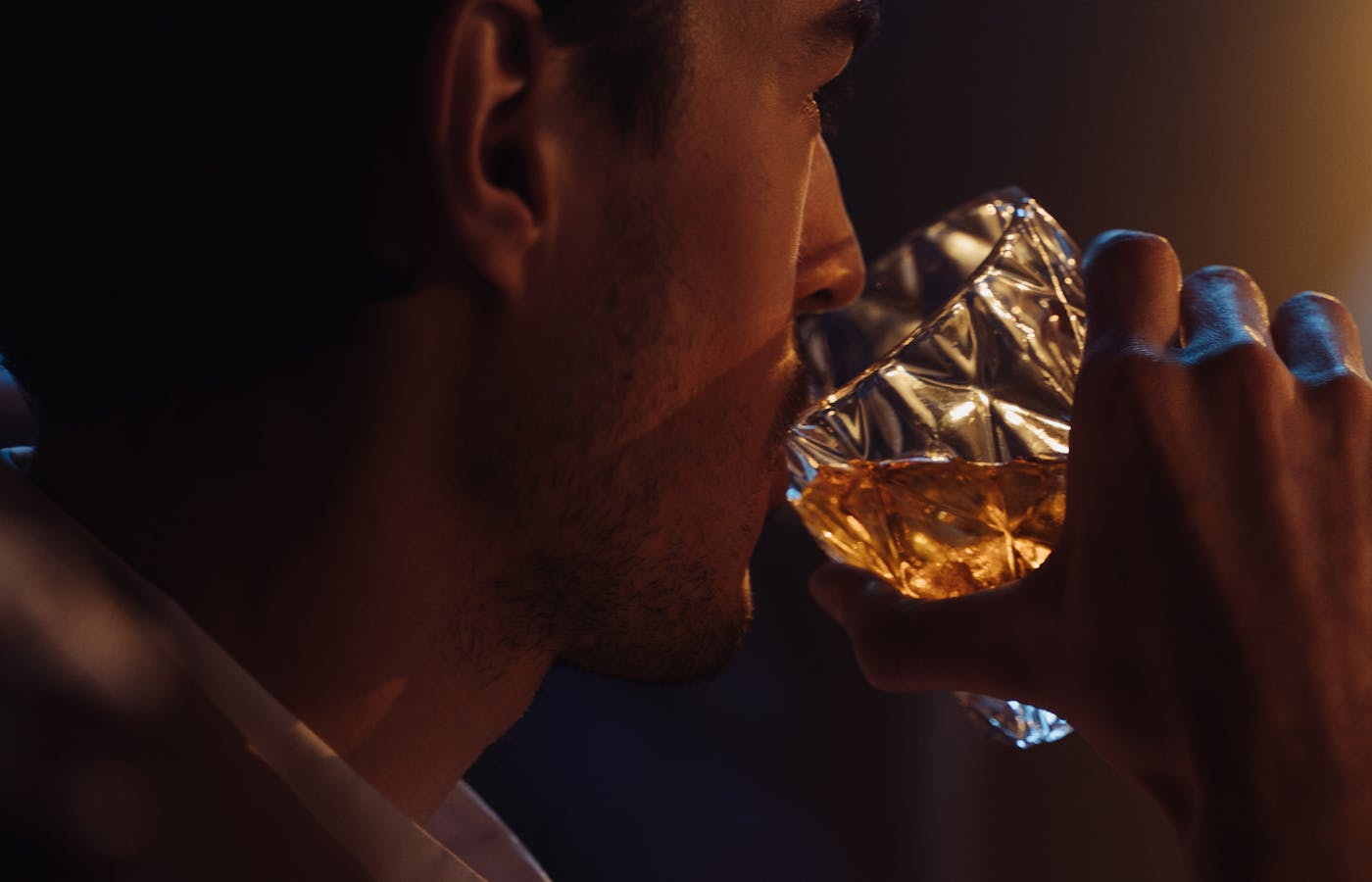 一人でグラスを傾ける男性のシルエット